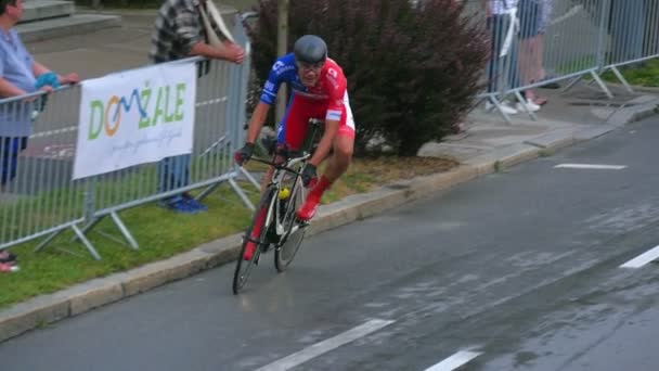 Motociclista Está Montando Bicicleta Después Que Ciclista Carretera — Vídeos de Stock