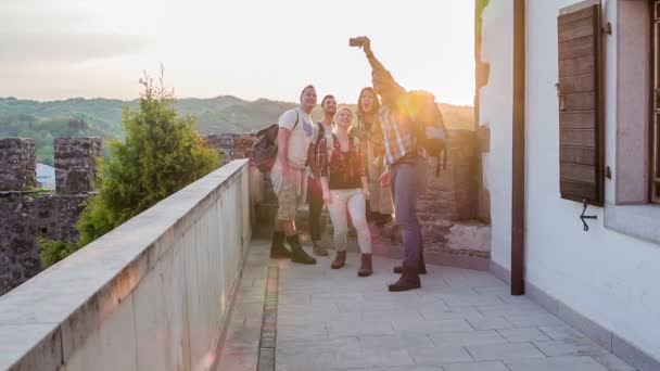 Grupa Przyjaciół Robi Selfie Balkonie Cieszą Się Pięknym Zachodem Słońca — Wideo stockowe