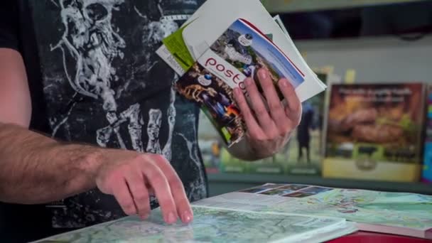 Tourist Guide Gives Tourists Who Have Visited Tourists Agency Map — ストック動画
