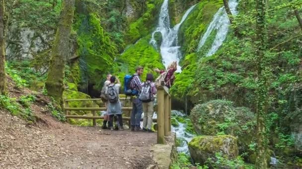 Vrienden Zijn Samen Reis Observeren Prachtige Watervallen — Stockvideo