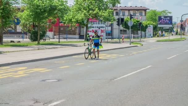 Egy Kék Egyenruhás Sportoló Sétál Biciklivel Célvonal Előtt Tömeg Szurkol — Stock videók