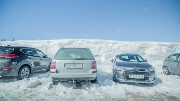 Een Auto Rijdt Bergop Het Langs Een Dame Een Parkeerplaats — Stockvideo