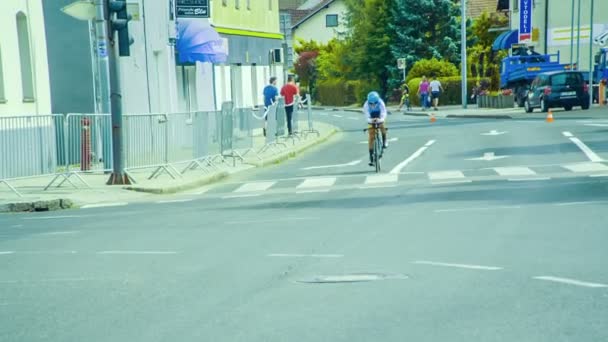 Gente Sta Guardando Ciclista Strada Dal Marciapiede Sostiene Tira Morale — Video Stock