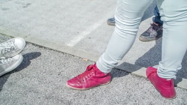 Άνθρωποι Αθλητικά Παπούτσια Διαφόρων Χρωμάτων Στέκονται Στο Δρόμο Και Τριγυρνάνε — Αρχείο Βίντεο