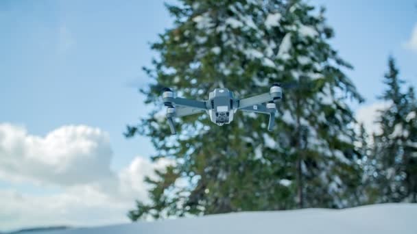 Liten Helikopter Lyfter Naturen Täckt Snö Det Vacker Solig Dag — Stockvideo