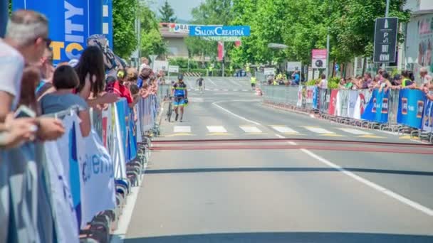 Спортсмен Синій Формі Ходить Велосипедом Прямо Перед Фінішною Лінією Натовп — стокове відео