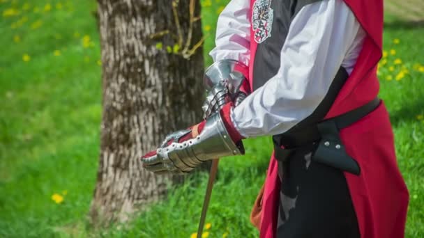 Een Ridder Doet Een Handschoen Zijn Hand Dan Legt Hij — Stockvideo