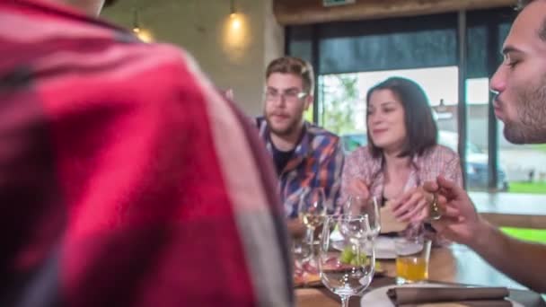 Młodzi Goście Siedzą Restauracji Jedzą Przekąski Jako Przystawkę — Wideo stockowe