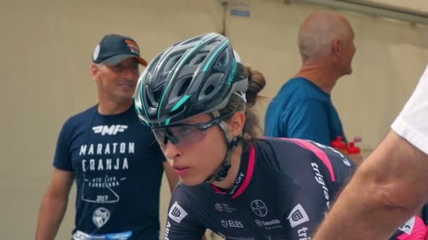 Mladá Žena Čeká Startovní Čáry Aby Mohla Začít Závod Vypadá — Stock video