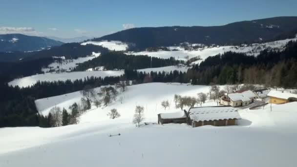 Gibt Zwei Bauernhöfe Auf Dem Hügel Und Ist Winterzeit Die — Stockvideo