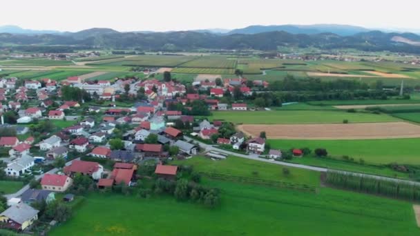 Wide Village Middle Big Green Plain Aerial Shot Landscape Really — Stock Video