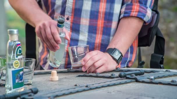 Joven Está Vertiendo Poco Alcohol Vaso Luego Huele Antes Beber — Vídeos de Stock