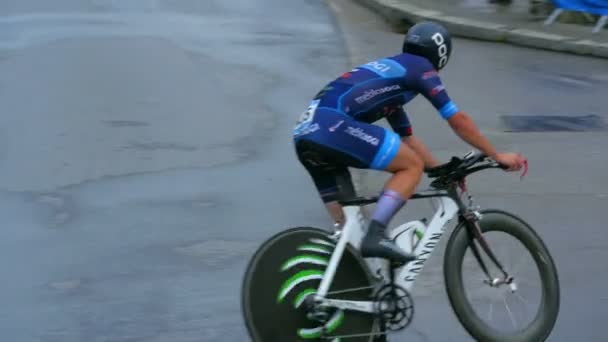 Ciclista Carretera Está Dando Giro Está Conduciendo Revés Estado Lloviendo — Vídeos de Stock