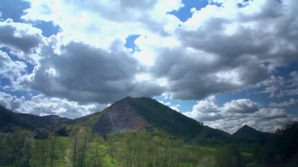 Molnen Skymmer Himlen Och Plötsligt Det Inget Solsken Över Landskapet — Stockvideo