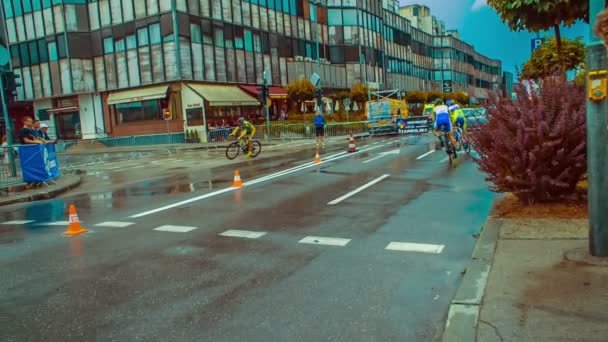 3つの道路自転車レースは本当に滑りやすい道路で高速運転されます 前の晩は雨が降っていた — ストック動画