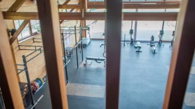 Spor salonunun ortasında büyük bir açık alan. Spor salonu çok büyük..