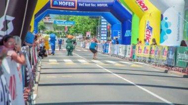 Üç maskotumuz bitiş çizgisini geçmek için kazananları bekliyor..