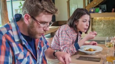 Misafirler lezzetli bir çorbanın tadını çıkarıyorlar. Yüzlerinde bir zevk işareti var..