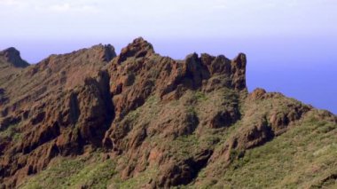 Dağların güzel bir manzarasını görebiliriz. Bugün harika bir gün..