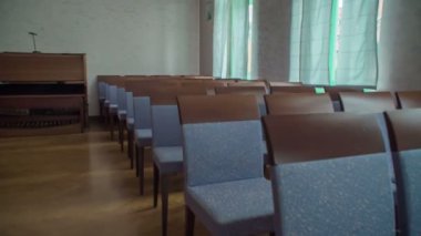 Odada güzel mavi sandalyeler var. Düğün için çok güzel organize olmuşlar..