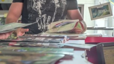 Bir grup genç insan bir turizm bürosunu ziyaret etti ve turistik yerleri gezmek için doğru haritaları topluyorlar..