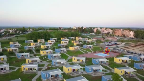 Casas Verano Amarillas Azules Encuentran Una Parte Localidad Costera Disparo — Vídeo de stock
