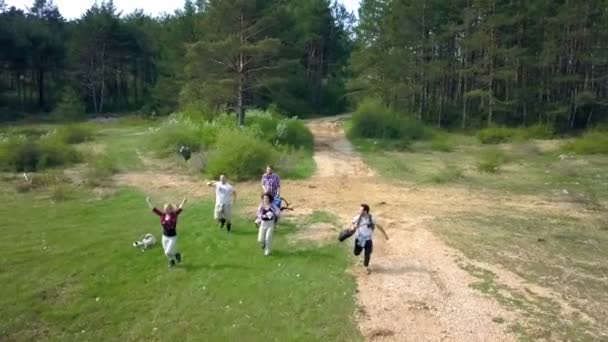 Giovani Corrono Liberi Sul Sentiero Fuori Dalla Foresta Sono Molto — Video Stock