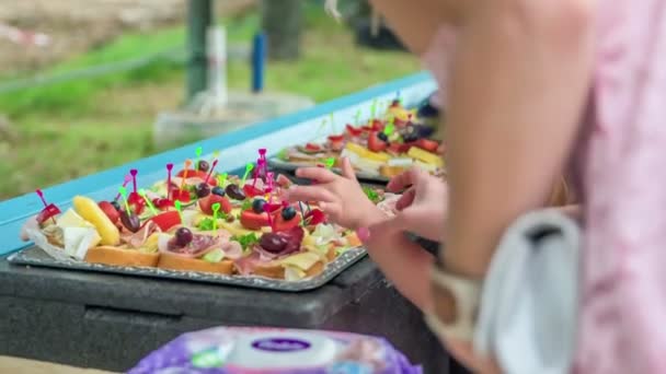 Çocuklar Biraz Abur Cubur Yemek Ister Annelerinden Bunu Istiyorlar — Stok video