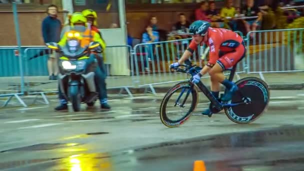 Desportista Uniforme Vermelho Faz Uma Volta Continua Dirigindo Muito Rápido — Vídeo de Stock