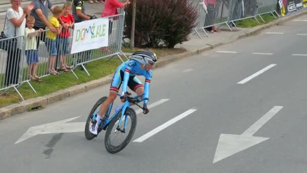 Joven Ciclista Con Uniforme Azul Giro Continúa Camino Multitud Apoya — Vídeos de Stock