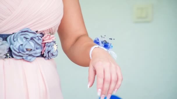 Красиво Одетая Подружка Невесты Небольшое Украшение Руке — стоковое видео