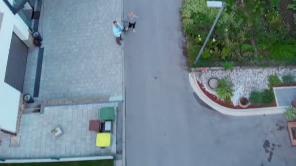 Une Rue Étroite Milieu Village Nombreuses Voitures Sont Garées Sur — Video