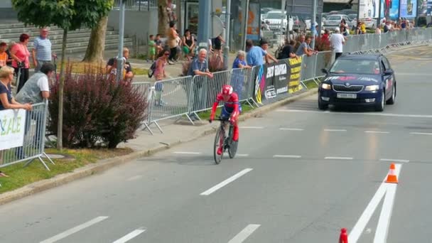 Les Coureurs Vélo Route Arrivent Bout Rue Continuent Leur Chemin — Video