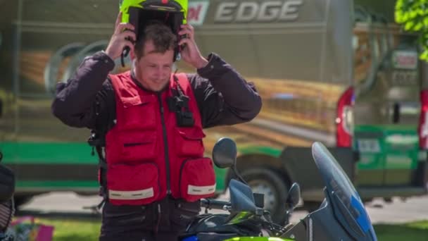 Man Sätter Sig Hjälm Sen Börjar Han Åka Motorcykel — Stockvideo