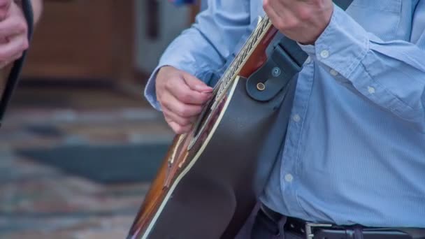 Der Musiker Spielt Gitarre — Stockvideo