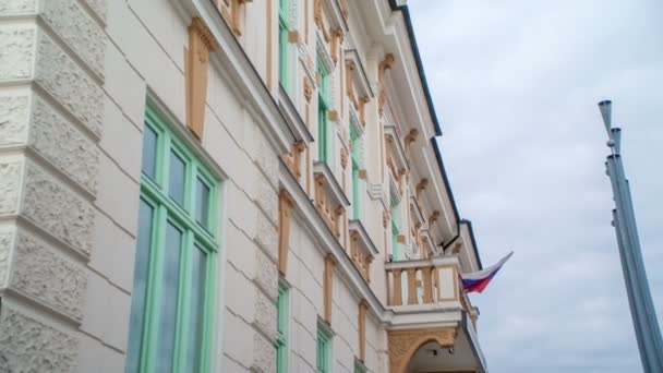 Grand Bâtiment Ancienne Avec Des Fenêtres Vertes — Video