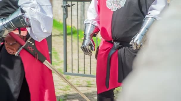 Caballeros Con Uniformes Rojos Negros Reúnen — Vídeo de stock