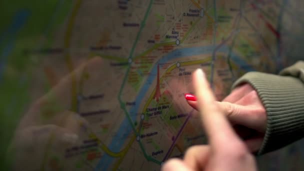 Zwei Personen Legen Ihre Finger Auf Eine Landkarte Und Entscheiden — Stockvideo