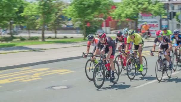 Een Groep Van Snelste Fietsers Ligt Voor Rest Het Echt — Stockvideo