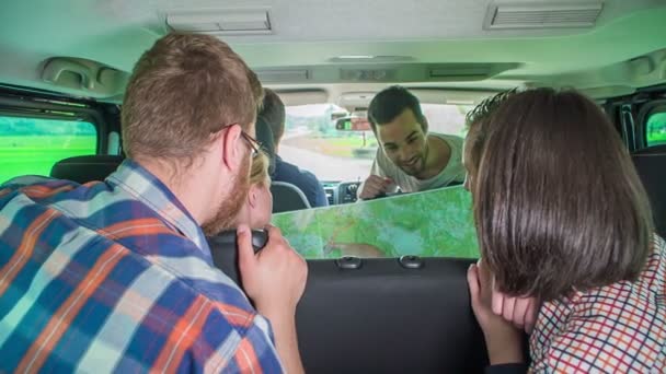 Grupo Amigos Está Hablando Del Camino Mapa Conducen Una Furgoneta — Vídeos de Stock