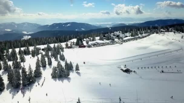 Kayak Merkezinde Güneşli Bir Gün Hava Görüntüsü Kar Manzarayı Kaplıyor — Stok video