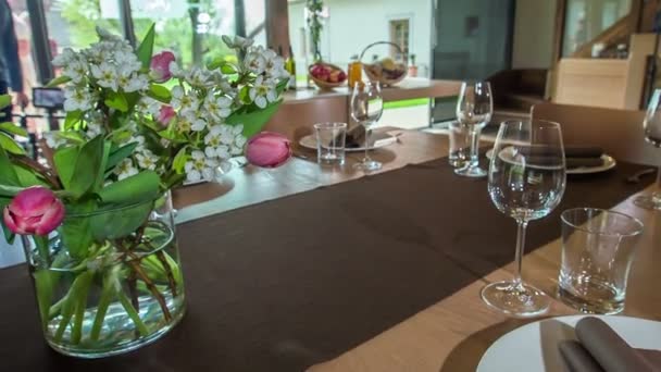 Een Tafel Een Restaurant Prachtig Versierd Met Een Boeket Bloemen — Stockvideo
