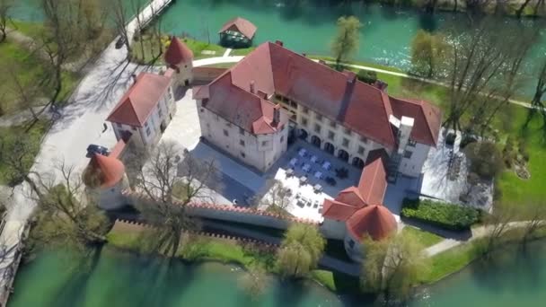 Аерофотозйомка Красивого Парку Блакитною Річкою Стародавнього Замку — стокове відео