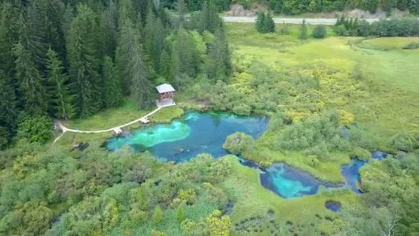 Зеленое Голубое Озеро Посреди Ландшафта Воздушный Удар — стоковое видео