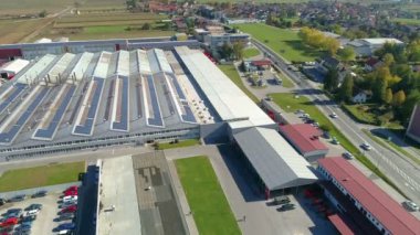 Çatıda büyük bir fabrika ve güneş panelleri görebiliyoruz. Hava görüntüsü.