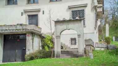 Tepede eski bir ev. Çevredeki doğa güzel ve yeşil..