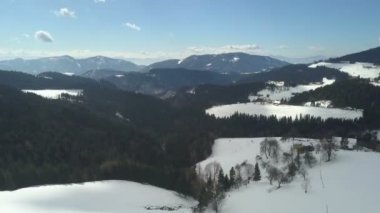 Doğa kış zamanı karlı ve huzurlu görünüyor. Hava görüntüsü.