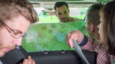 Bir grup genç arkadaş bir minibüste yolculuk için plan yapıyorlar..