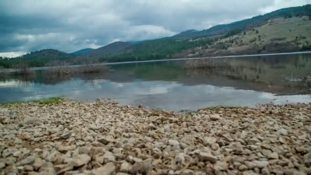 Наближається Озера Узбережжі Камені Багато Пагорбів Оточують Озеро — стокове відео