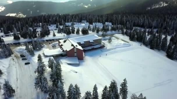 Zien Een Groot Hotel Restaurant Een Skigebied Luchtfoto Overal Ligt — Stockvideo